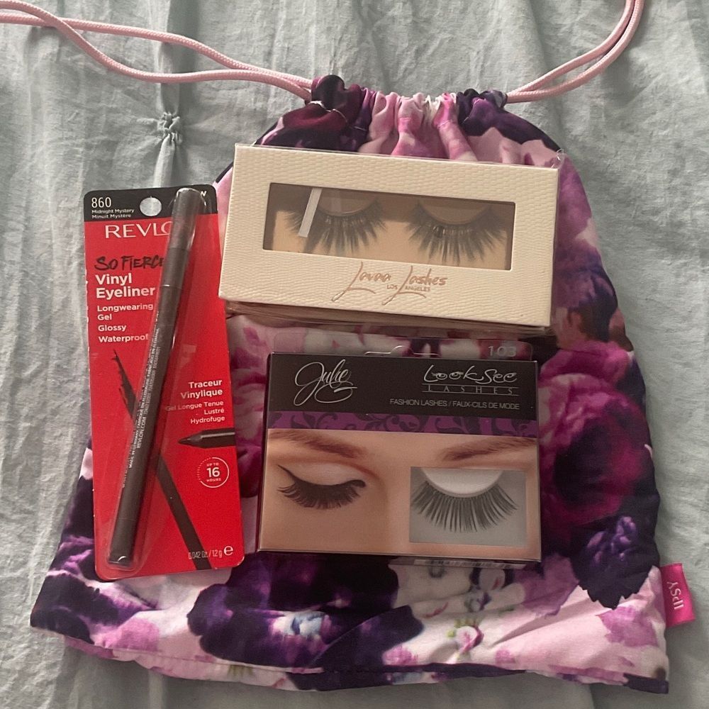 Revlon Vinyl Eyeliner with Assorted False Lashes & Purple Bag